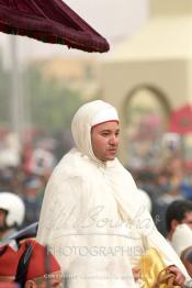 Image du Maroc Professionnelle de  Le Roi Mohammed VI assis sur un cheval quitte la mosquée Moulay Abdelaziz après avoir effectué la prière du vendredi 2 novembre 2001 à Laayoune.
Le Roi du Maroc entame une nouvelle visite historique dans les provinces du sud du Maroc comprenant Dakhla et Laayoune. (Photo / Abdeljalil Bounhar)